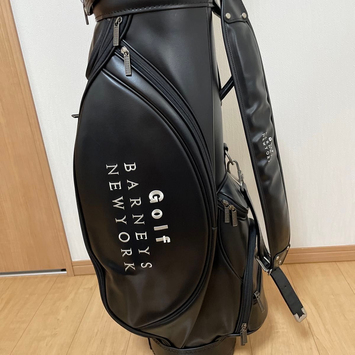 バーニーズニューヨーク ゴルフ キャディーバック 黒基調 バーニーズニューヨーク ゴルフ キャディーバック 黒基調