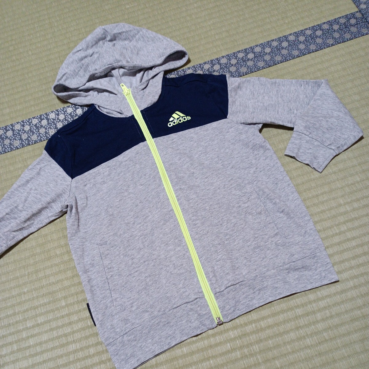 adidas アディダス ジップアップパーカー グレー120cm　ジャケット ジャージ　男の子_画像1