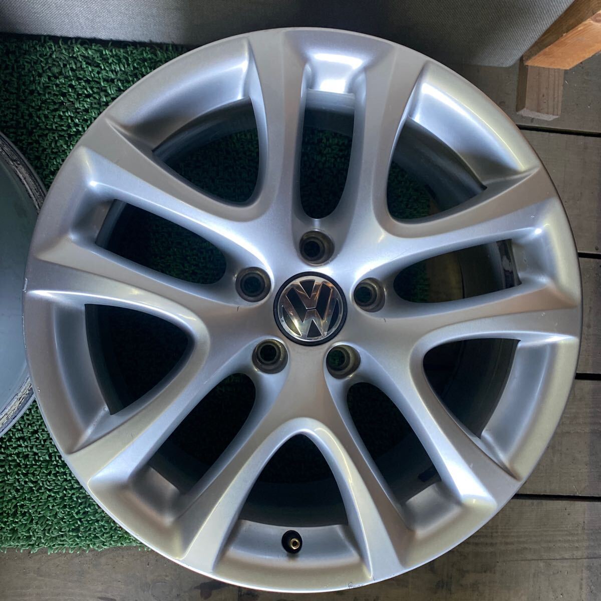 フォルクスワーゲン純正ホイール 17インチ 17×8J OFF:+41 PCD;112-5H ハブ径;約57mm ガリ傷あり、1本少し曲がりありエアー漏れ無し _画像6