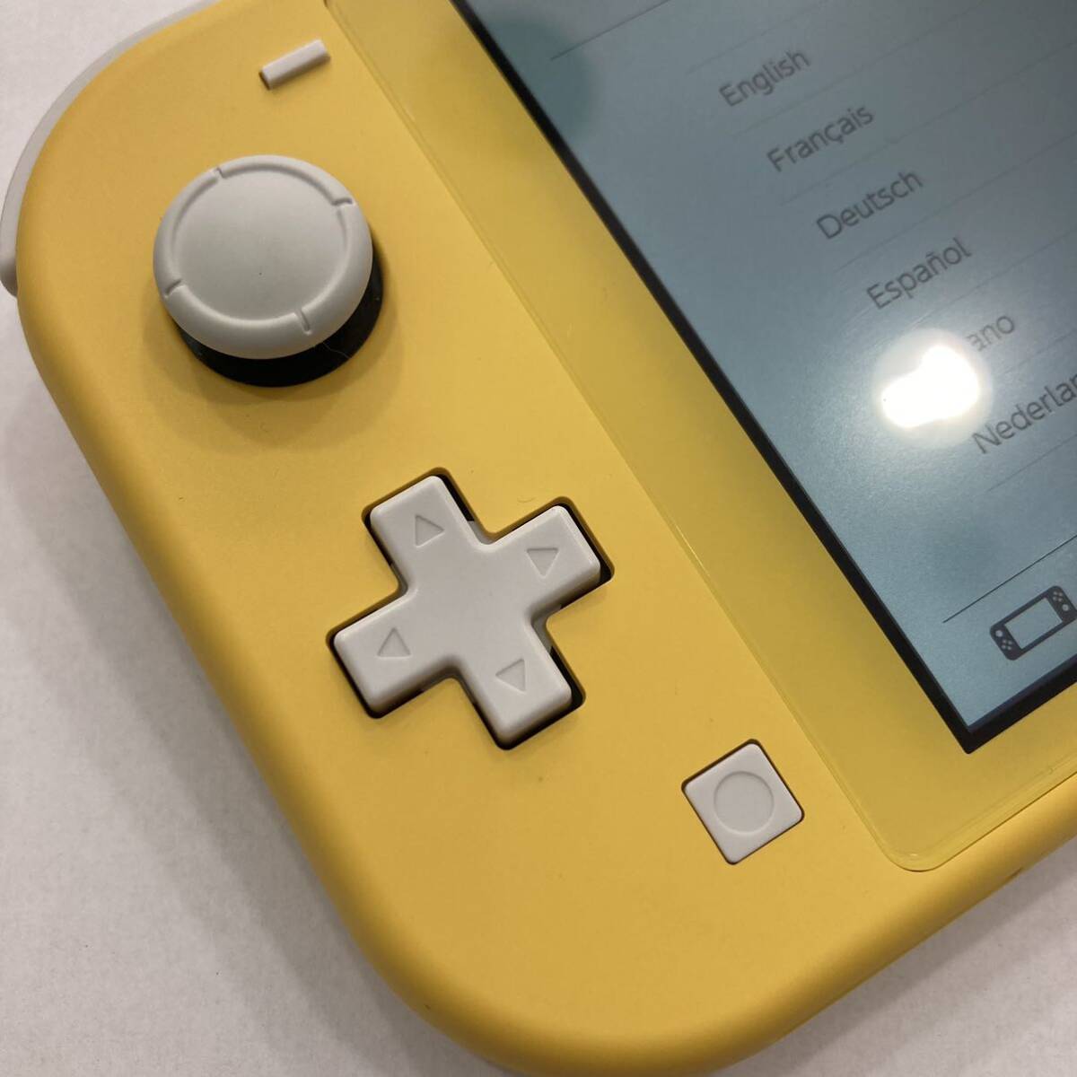 TA★1円～ 中古品 任天堂 ニンテンドー スイッチ ライト Nintendo Switch Lite HDH-001 イエロー どうぶつの森ケース付き 動作確認済みの画像3