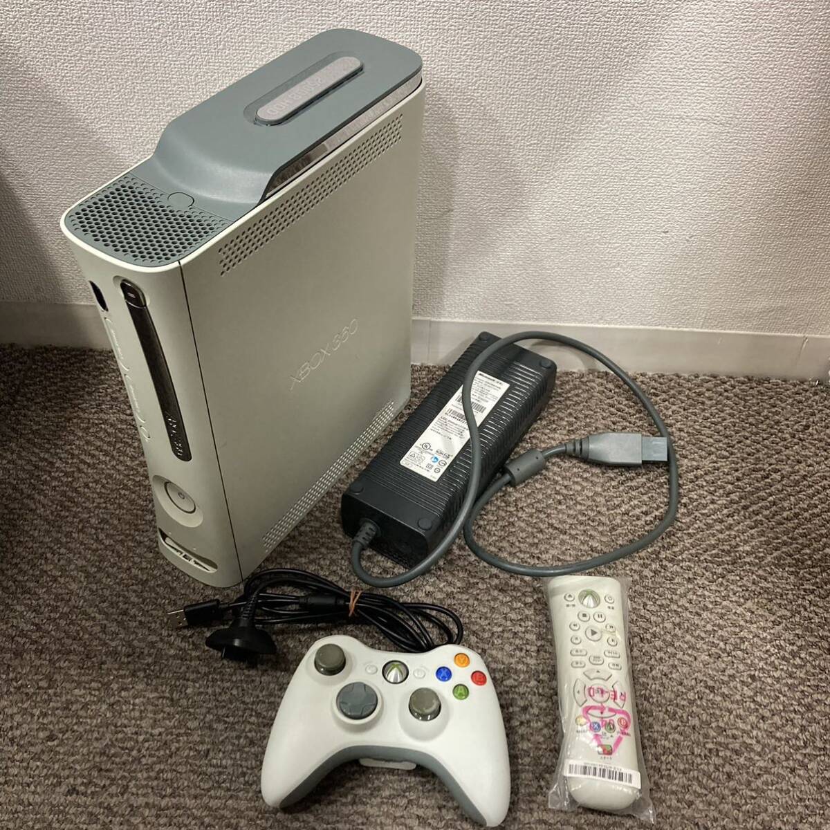 TA★1円～ 中古品 XBOX 360本体 250GB コントローラー ACアダプター リモコン 動作未確認の画像1