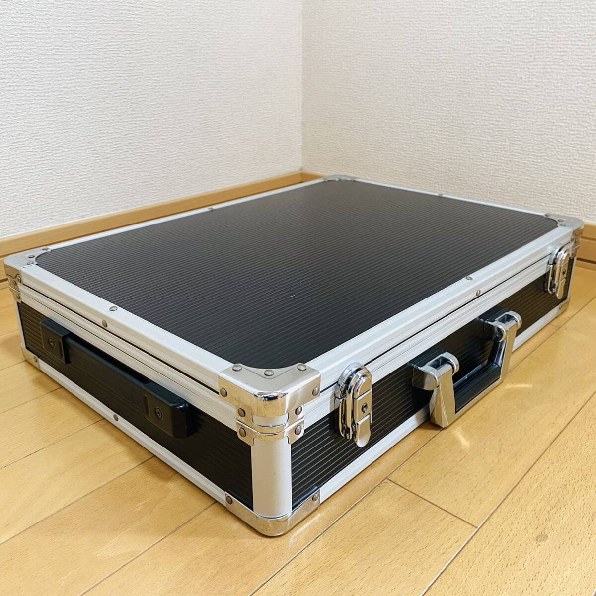 機材ケース 音響 エフェクターケース エフェクターボード ハードケース 鍵2個付き 中古 現状品_画像3