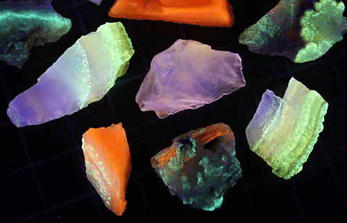 鉱物標本、蛋白石、蛍光オパール北海道産　S　23グラム（D10)