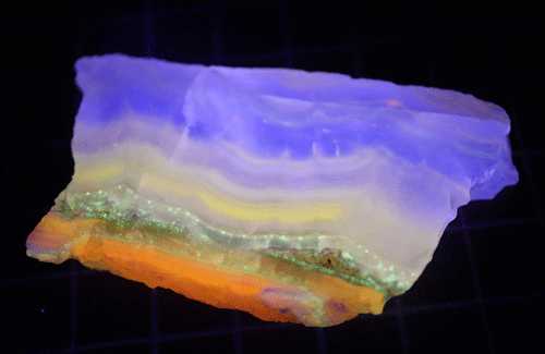鉱物標本、蛋白石、蛍光オパール北海道産 19グラム（B4)
