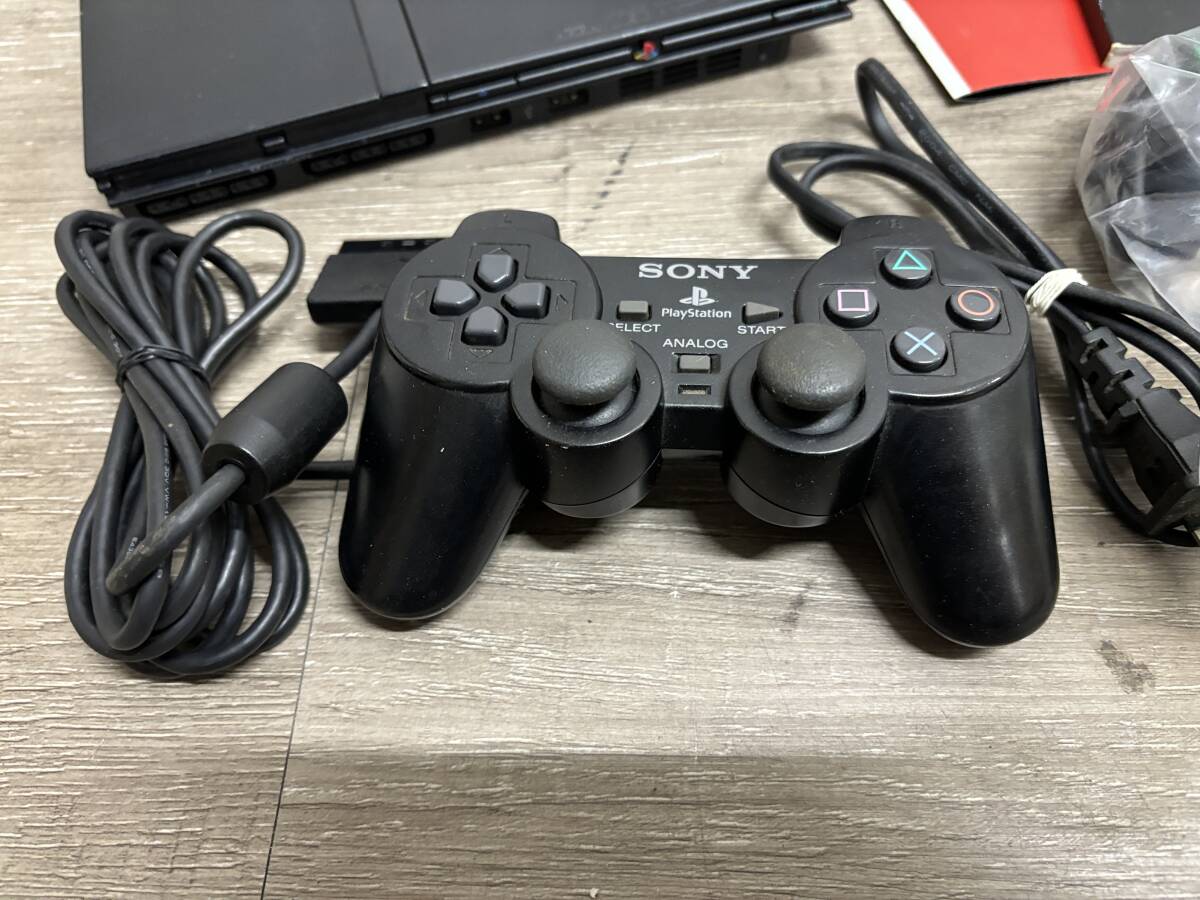 ☆ PS2 ☆ プレイステーション2 SCPH-70000 チャコールブラック 動作品 本体 コントローラー 純正アダプター 箱 説明書 付属 SONY 3579の画像3