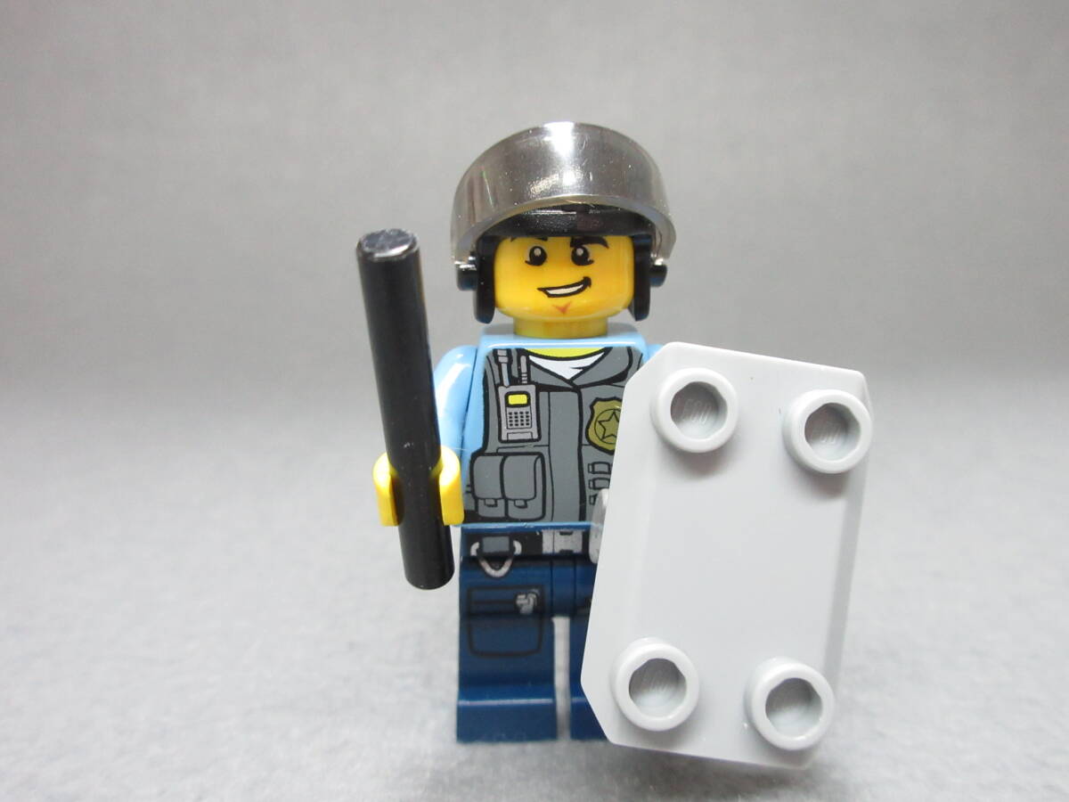 LEGO★8 正規品 街の人 警察官 機動隊 ミニフィグ 同梱可能 レゴ シティ タウン 働く人 男 女 子供 会社員 ポリス police 警官 警察署の画像1