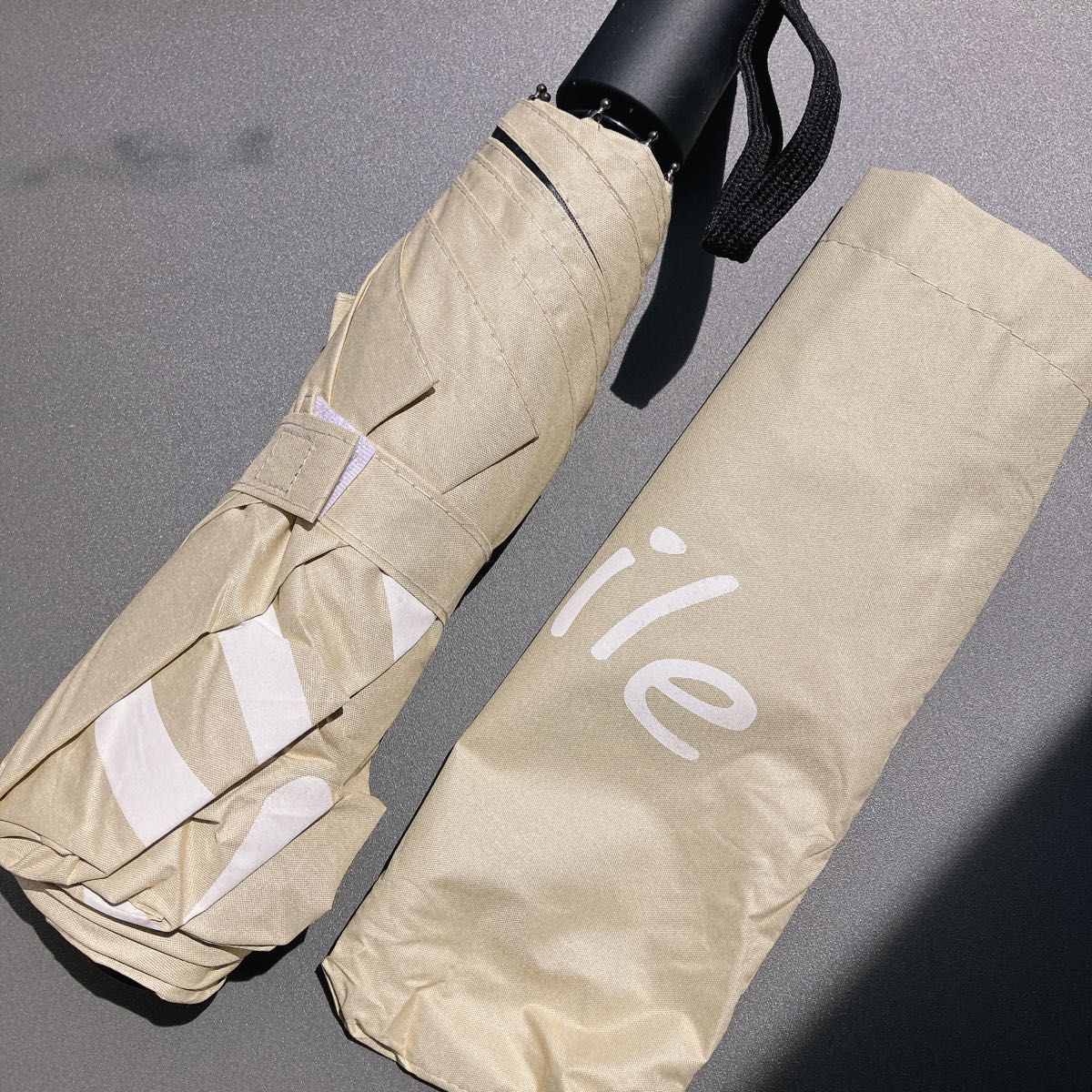 新品未使用 日傘 日焼け対策 遮光 撥水 雨傘 雨晴兼用 ベージュ  可愛い折り畳み傘 UVカット おしゃれなデザイン 自動開閉