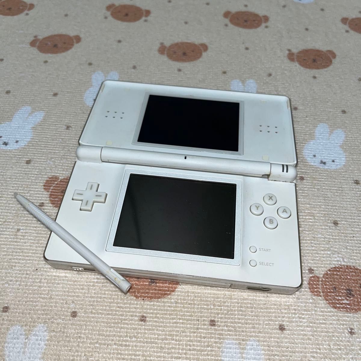ジャンク品　Nintendo DS Lite ホワイト ゲーム機　本体のみ　充電器ケーブル無し　