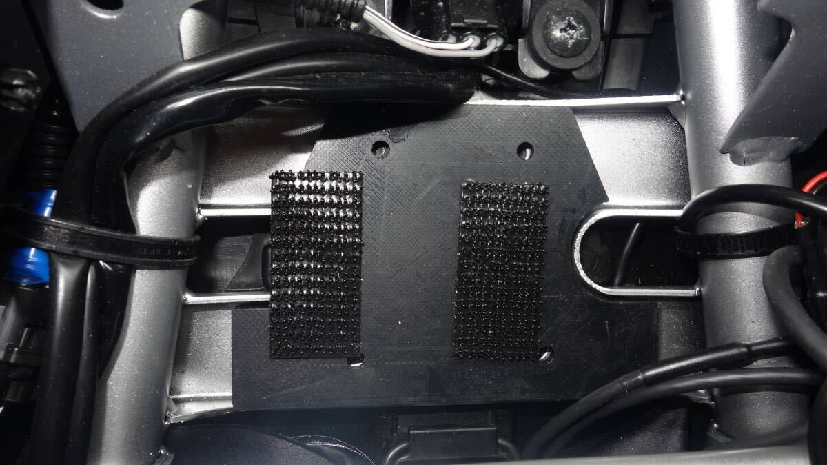 GSX-S1000のリヤシート下段差解消パーツ