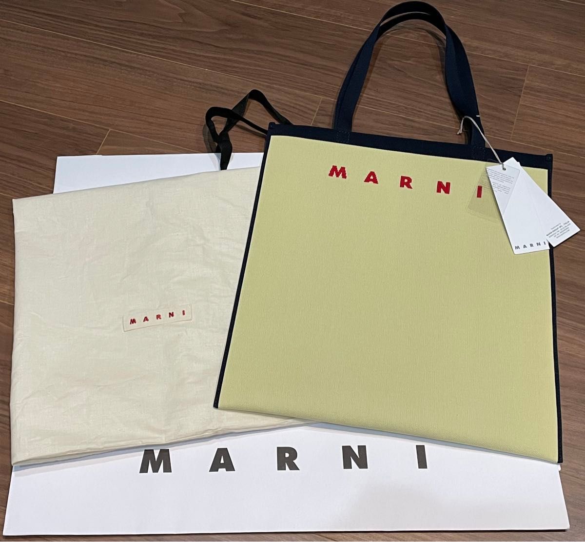 新品マルニMARNIフラットショッピングトートバッグ未使用タグ 新品マルニMARNIフラットショッピングトートバッグ未使用タグ