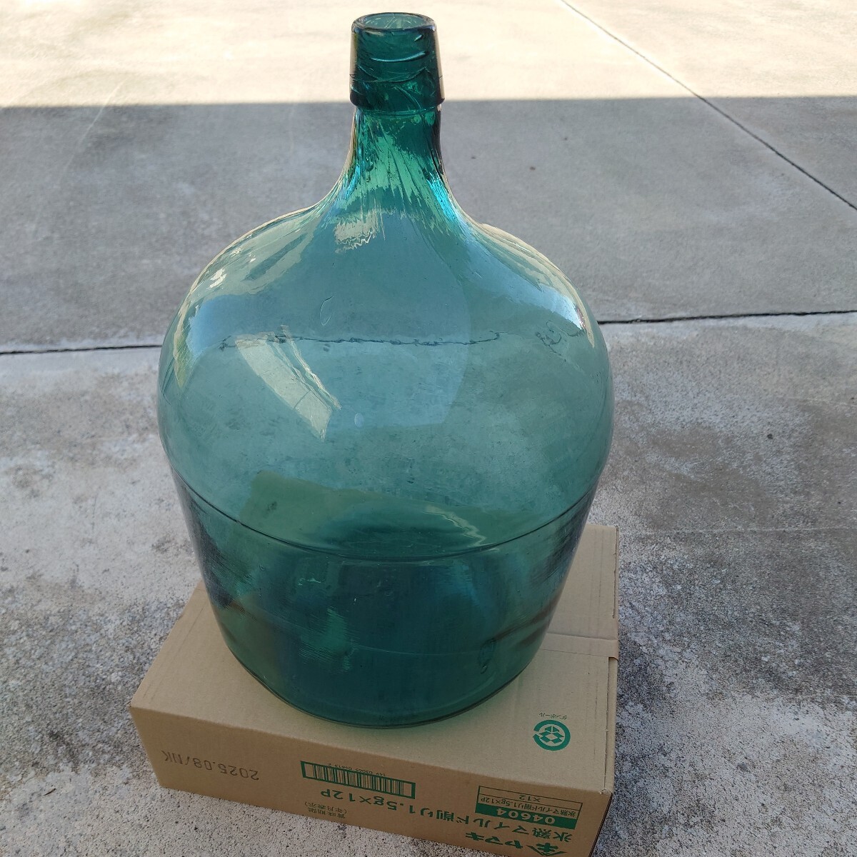 デミジョンボトル　古いガラス瓶　アンティークボトル　アンティークガラス　硝子　ディスプレイ　花瓶　ビン_画像1