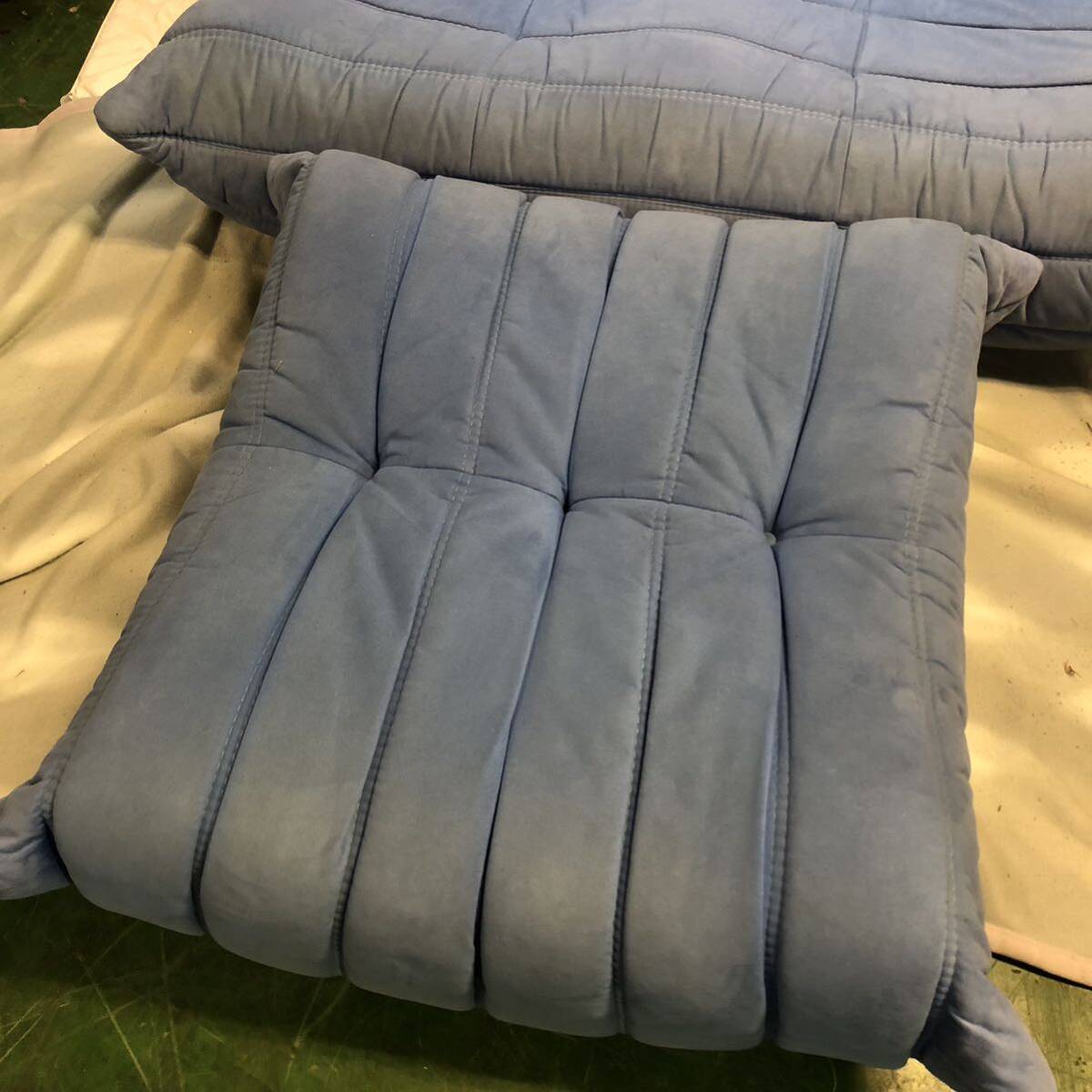 ☆直接引取り大歓迎☆【汚れ有】中古 リーンロゼ トーゴ ligne roset TOGO 2人掛 ソファ オットマン ブルー 青 2個セット 【1961111a】の画像7