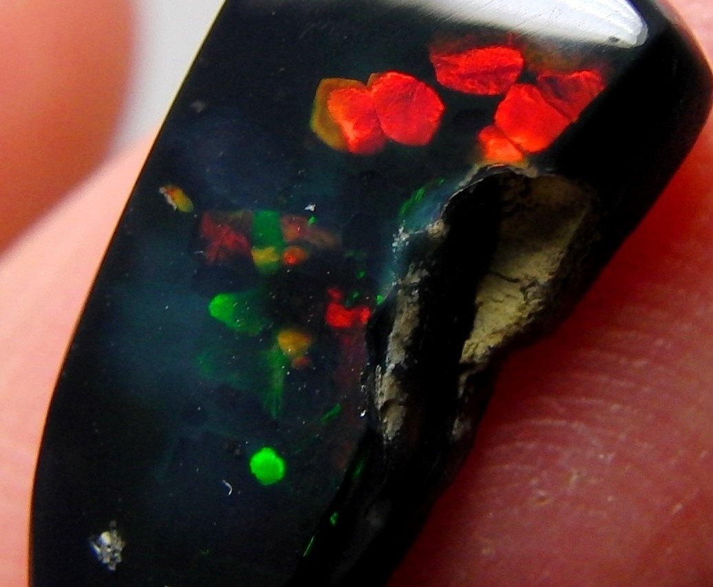  очень редкий редкий!! красный on черный!! 3.85cts натуральный black opal необогащённая руда многоцветный полировка завершено минерал образец 