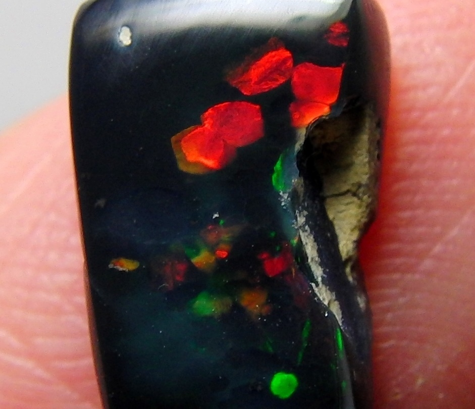  очень редкий редкий!! красный on черный!! 3.85cts натуральный black opal необогащённая руда многоцветный полировка завершено минерал образец 