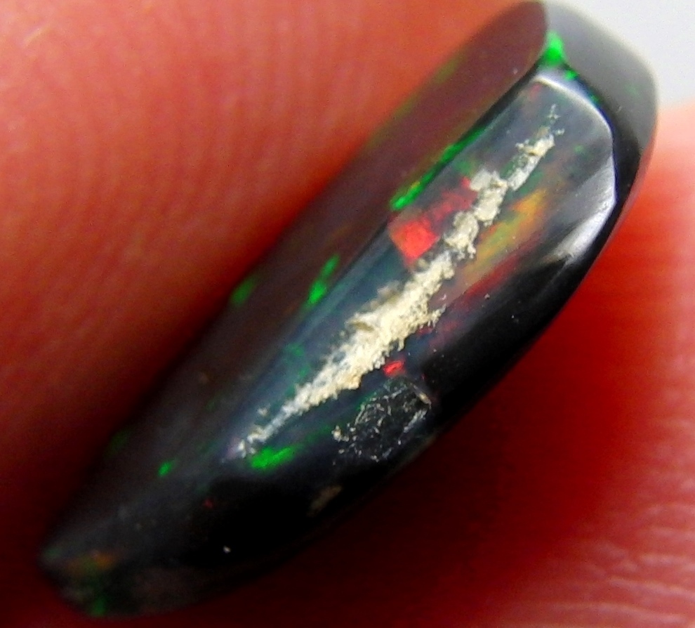 希少!! 2.10cts 天然ブラックオパール 原石 美しいグリーン マルチカラー 研磨済み 鉱物標本の画像3