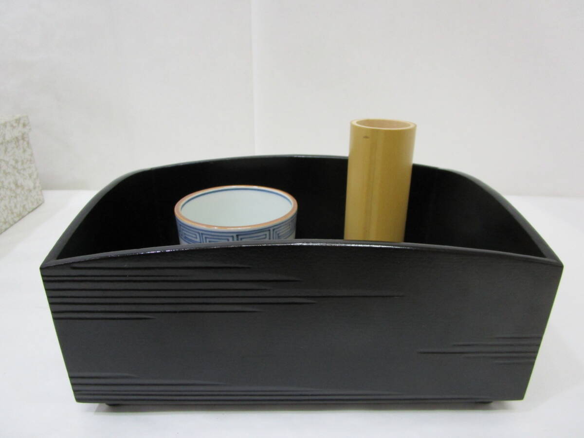 [ manner ..] [. tray ] one . paint *. shape smoke . tray ( fire go in * ash blow ) vanity case 