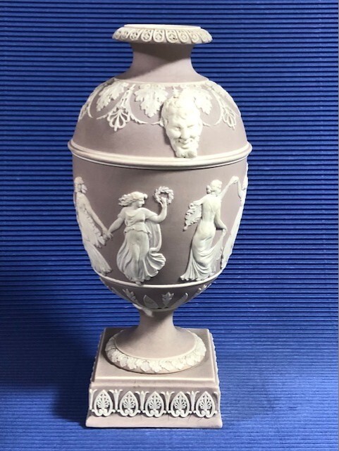 ◎1890年代 ウェッジウッド 淡紫を被せた白のジャスパー作品 壷「8踊り子とサテュロスの頭」◎極希少_画像4