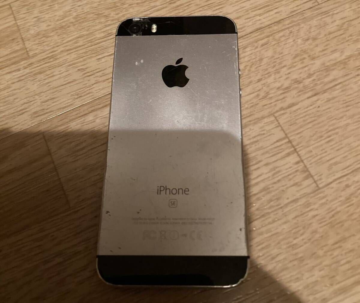 中古　iPhone SE 第1世代　au 16GB A1723 スペースグレイ_画像3