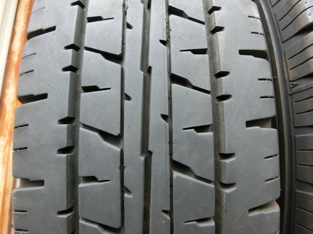 ★ 195/80R15 107/105L ★ 2本セット!! ★ DUNLOP ★ ENASAVE VAN01 2023年製　約7.5分山　キャラバンハイエース　商用車_画像2