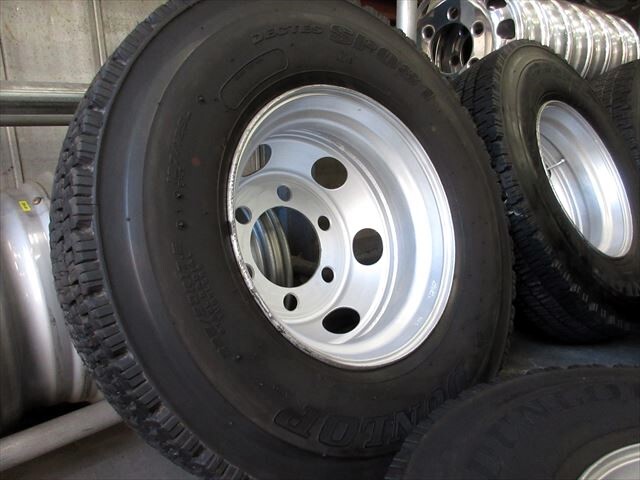 送料無料　スタッドレス　225/90R17.5　DUNLOP　SP081　バリ溝　4トン17.5×6.00　再塗装　6本　フォワード　レンジャー　ファイター等_画像3