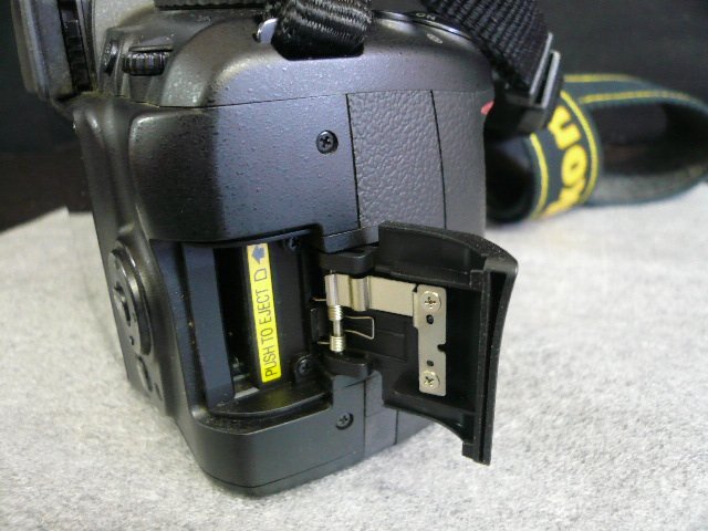 CSA-00342-08 ジャンク品 Nikon ニコン D3000 デジタルカメラ ボディ ※充電器なし_画像5