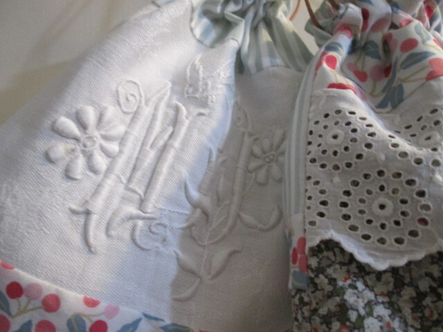 Handmade ParisienneChicSac リバティチェリードロップとペッパー、イニシャル刺繍の巾着ポーチセットの画像4
