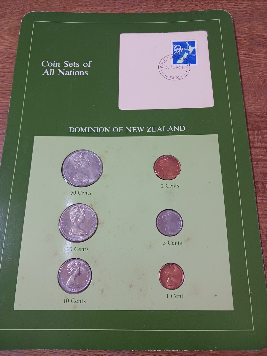ニュージーランド貨幣 & 切手セット 1982_画像1