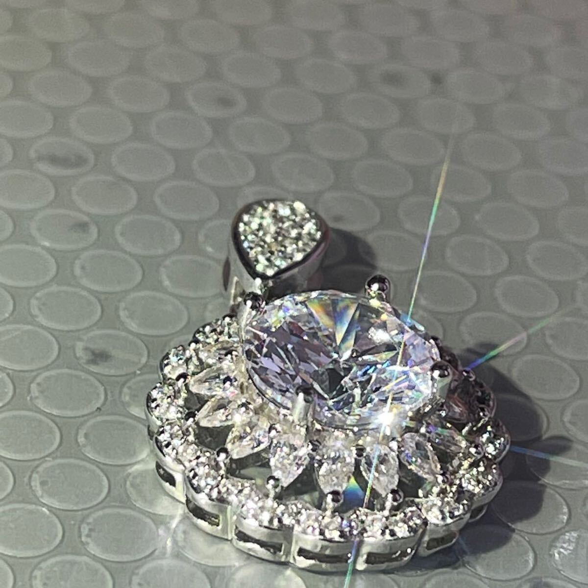 モアサナイト　ペンダント　宝石サイズ：13.5mm。3 ct。 金メッキ