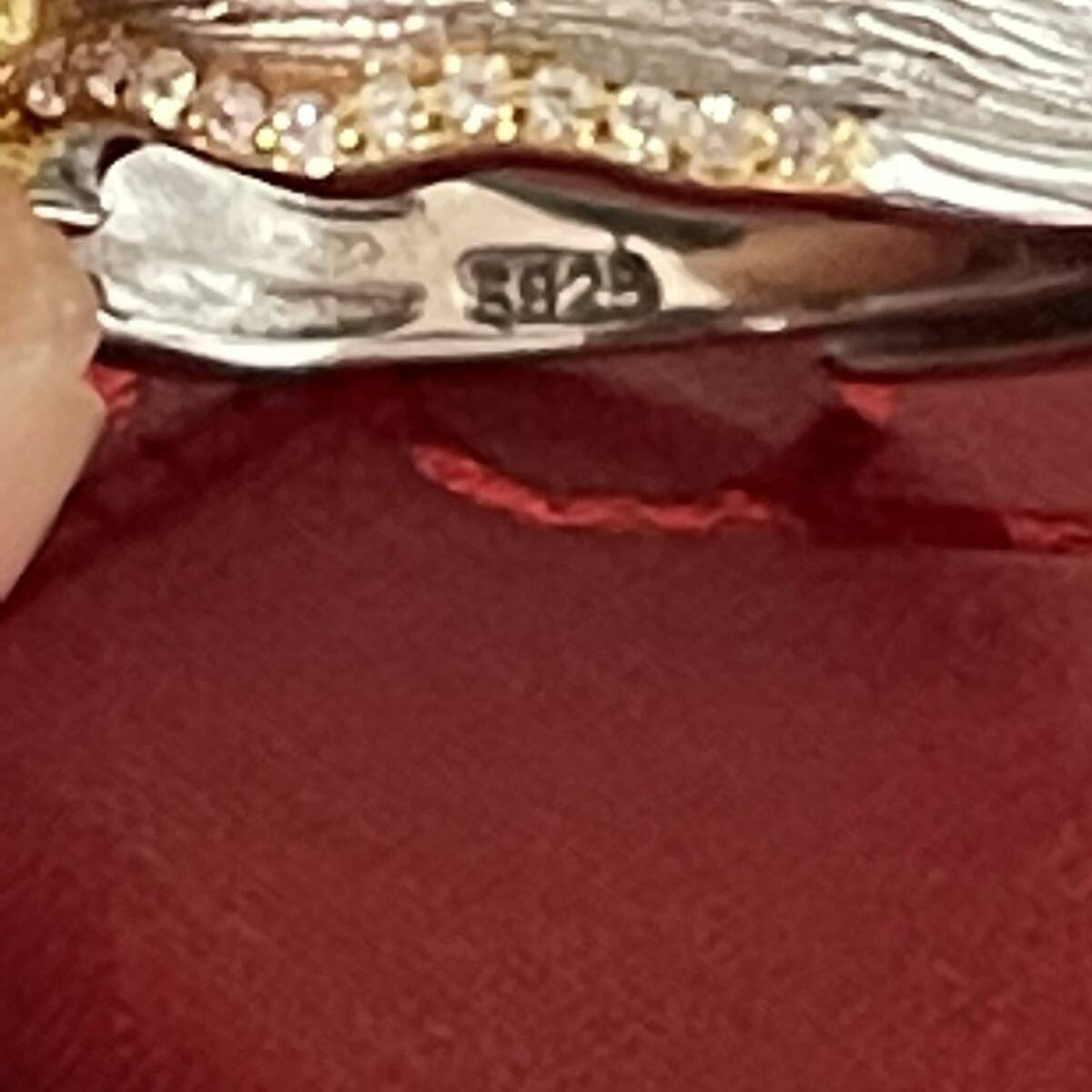 天然オリーブの指輪 宝石サイズ：5×7.5mm。丸口：フリサイズ　鑑定書付き。