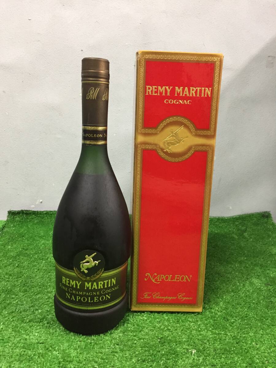 ◎ REMYMARTIN COGNAC NAPOLEON レミーマルタン コニャック ナポレオン 700ml アルコール 箱入り 19-74_画像1