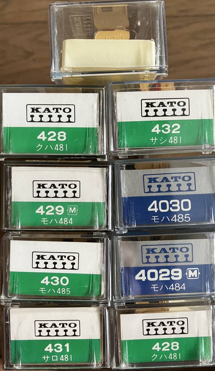 KATO. moving car train ...32 both ( this . BORO ) old ki is 80 series 15 both, old 485 series 9 both, old 181 series 4 both, old 115 series 4 both 