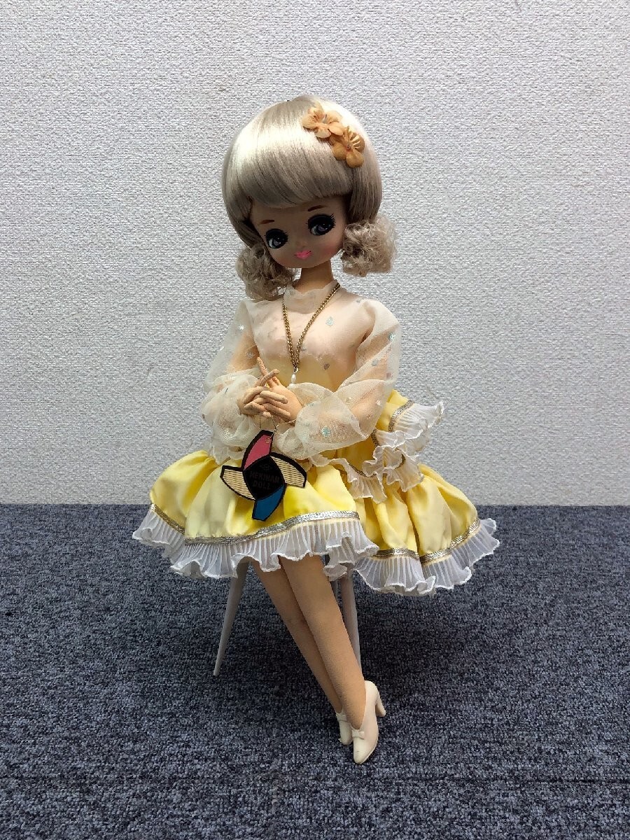 ⑤　HEKINAN DOLL 碧南 ヘキナンドール 黄色ドレス 椅子 座り ポーズ ブロンド レトロ お人形 高さ40cm[A02]_画像1