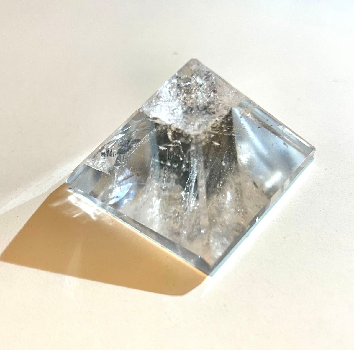 天然水晶　ピラミッド　ロッククリスタルクォーツ　インクルージョンが神秘的　 天然石 鉱物　パワーストーン