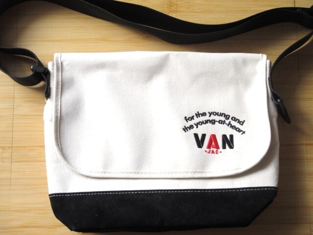 VAN JAC 『 アーチロゴ刺繍 メッセンジャーバッグ 』 ショルダーバッグ ヴァンヂャケット 送料無料！！の画像1