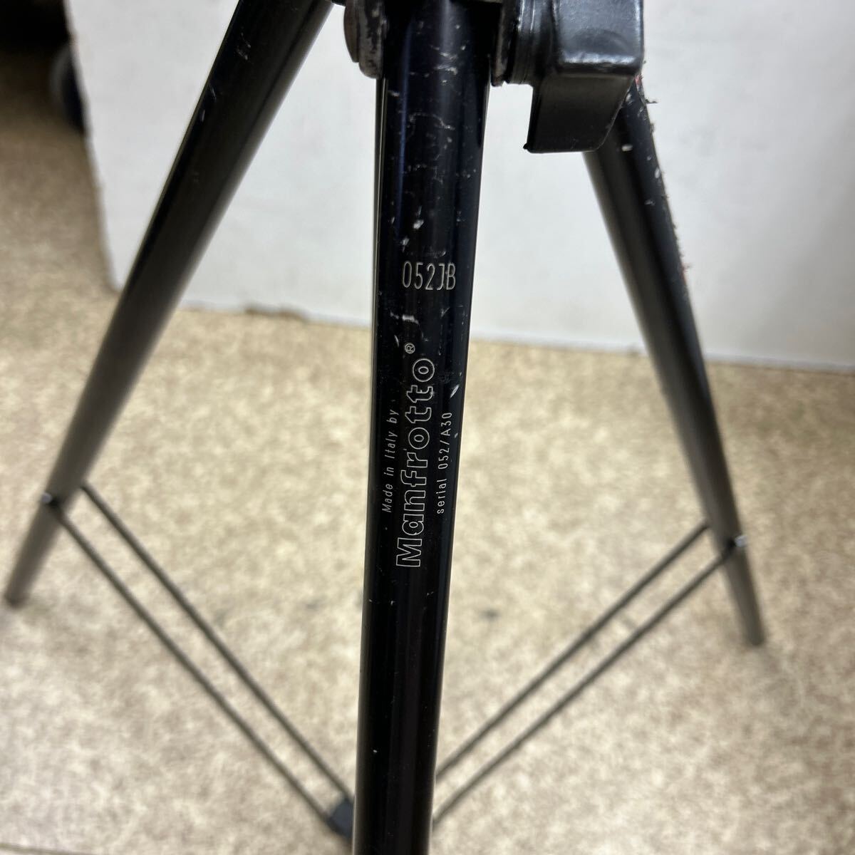 ヤ120 ②中古。マンフロット Manfrotto 052JB カメラ用三脚　作動OK　_画像3