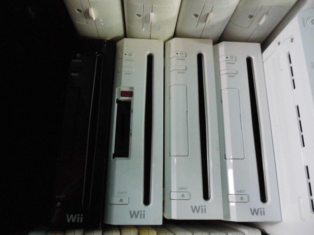*NINTENDO Nintendo Wii U body 69 pcs game pad 14 pcs Wii game soft 39ps.@ other set large amount set sale!