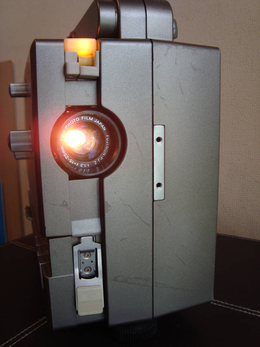 昭和レトロ感満載　1980年発売　全自動８ミリ映写機【FUJICASCOPE SD-AUTO】フジカスコープ SDオート　FUJI 中古品・ 自宅保管【送料無料】_ランプもきれいに点灯します