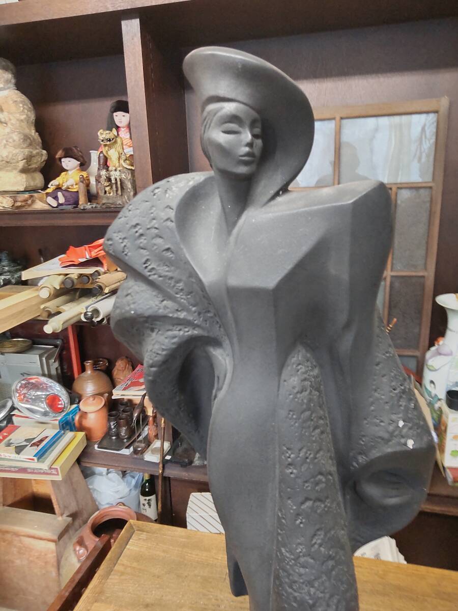 1989 year sculpture woman objet d'art . image 