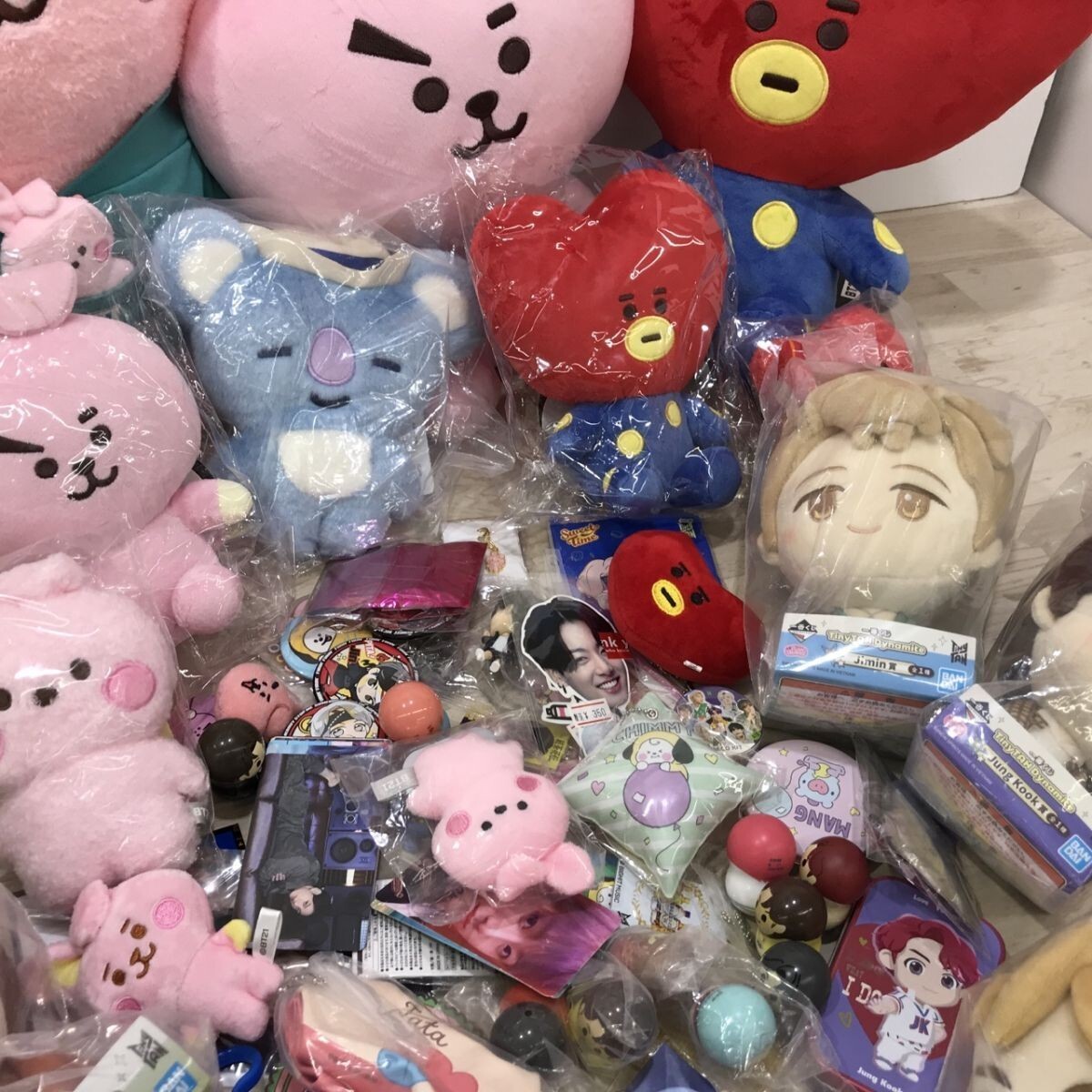 ① K-pop BTS 防弾少年団 バンタン TinyTAN BT21 ぬいぐるみ マスコット 雑貨 キーホルダー 景品 缶バッジ グッズ まとめ セット[C4330]_画像7