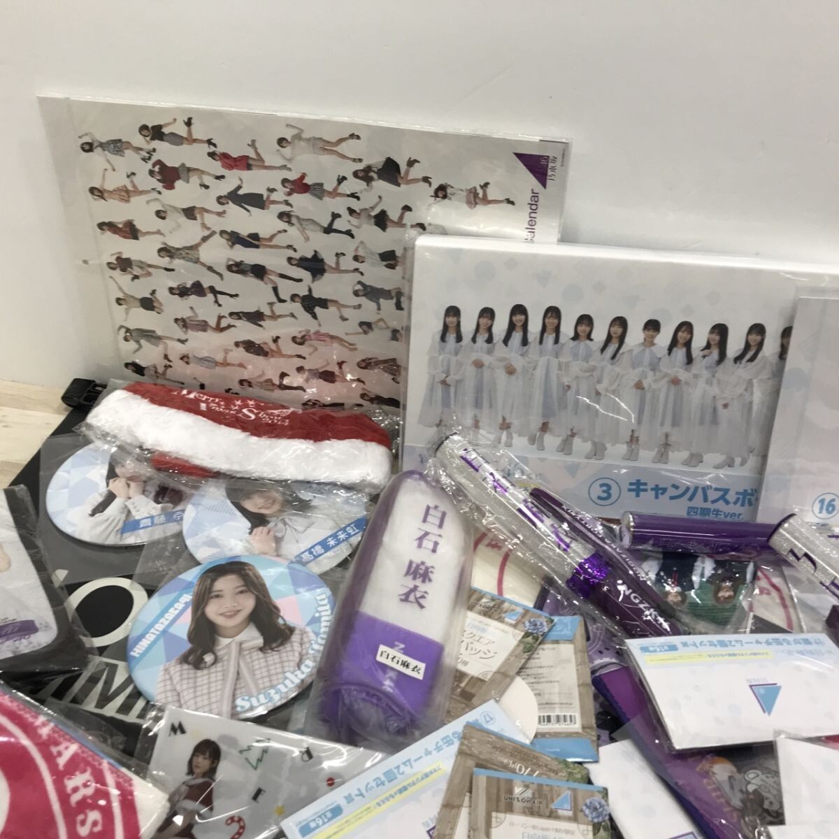 ① 坂道 乃木坂 日向坂 欅坂 46 グッズ (タオル クリアファイル ペンライト キーホルダー カレンダー 缶バッチ ) 等 まとめ セット[C4332]_画像2