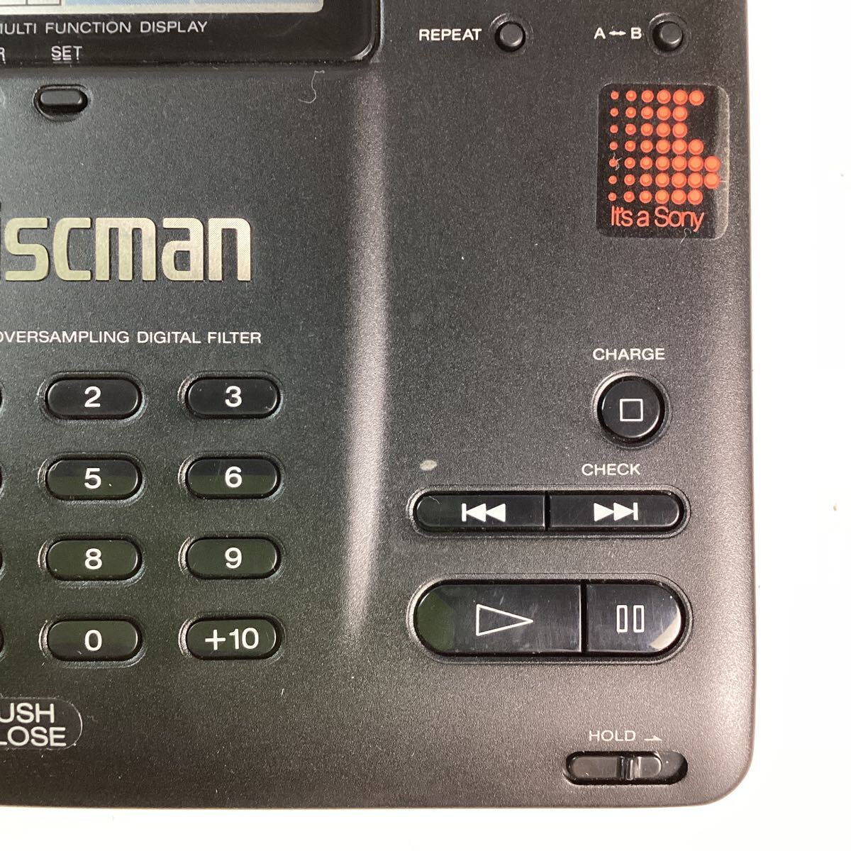 y5313 SONY Discman D-350 バッテリーケース 専用ケース付き ソニー CDプレーヤー ディスクマン レトロ 当時物 希少 通電確認済 ジャンク_画像7