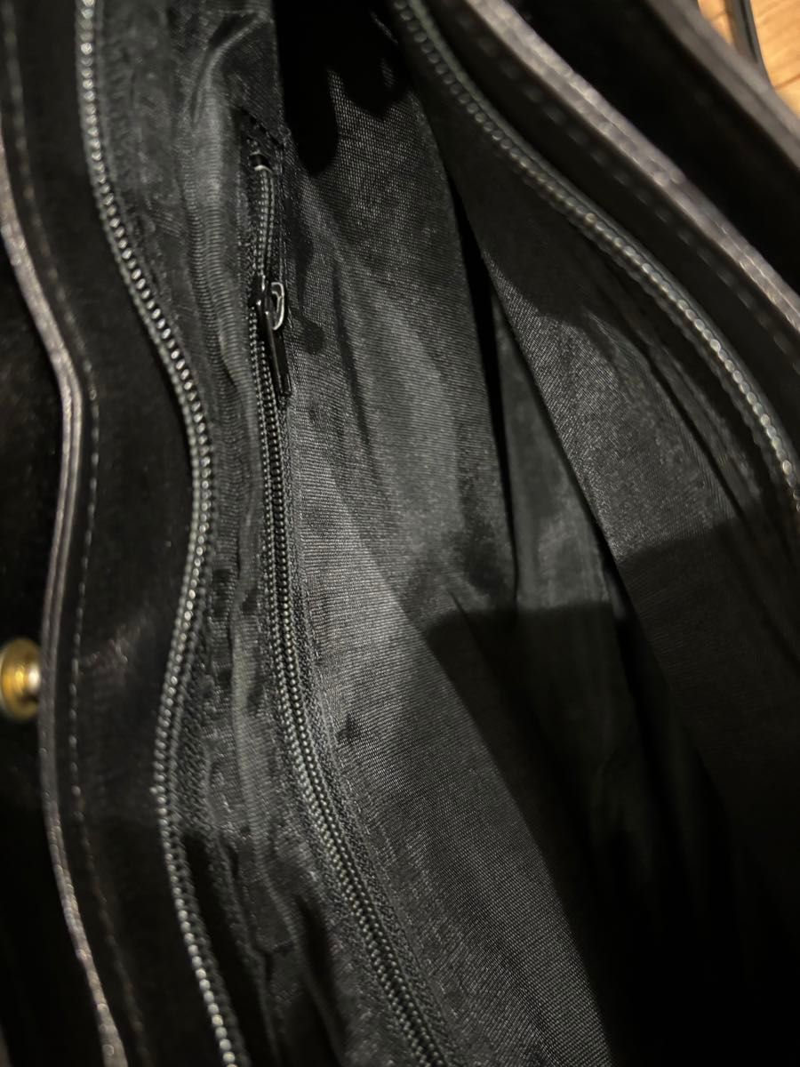 黒本皮ハンドバッグ　内側3箇所　中央ファスナー、両端ボタン　ワンショルダーベルト留めゴールド、全体的に美品なのですが1箇所キズ有
