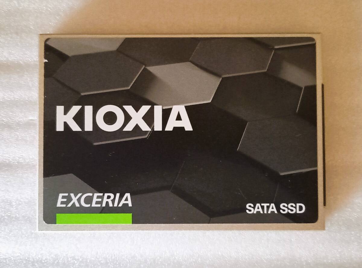 【送料込み・中古・動作確認】KIOXIAの2.5インチSSD「EXCERIA」（960GB：SATAⅢ）【使用時間＝4974時間】②_画像1