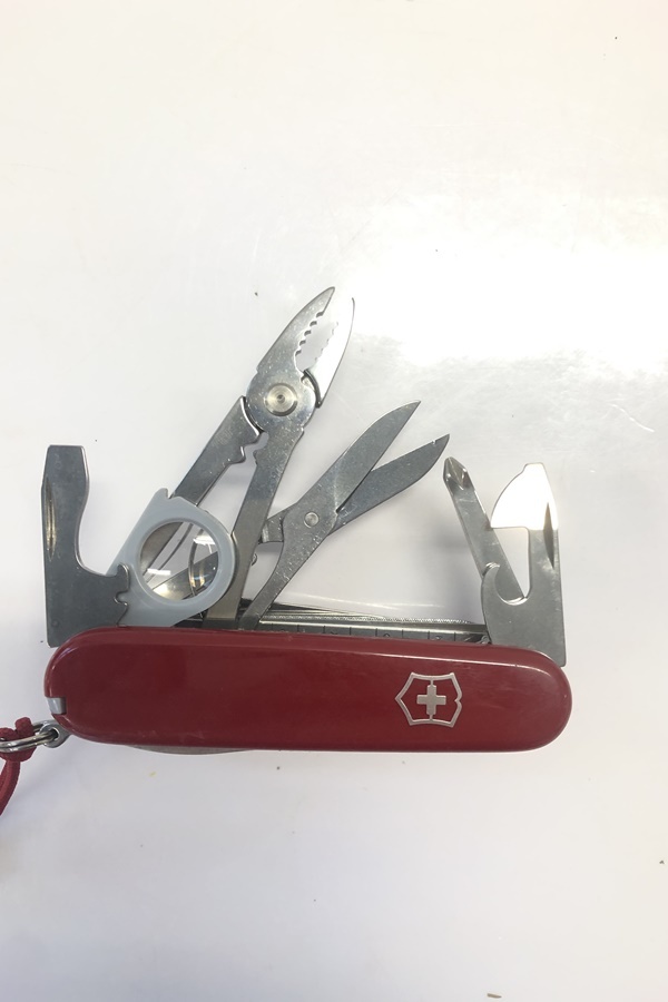 【送料無料】東京)◇VICTORINOX ビクトリノックス スイスチャンプ レッド SOS サバイバルキット 4.0568.03の画像3