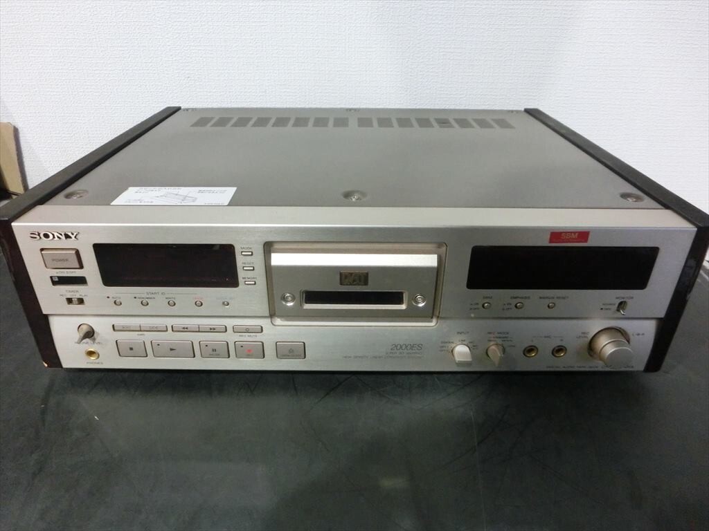 T【I4-40】【160サイズ】SONY ソニー/DTC-2000ES DATデッキ/オーディオ機器/通電可/ジャンク/※傷有りの画像1