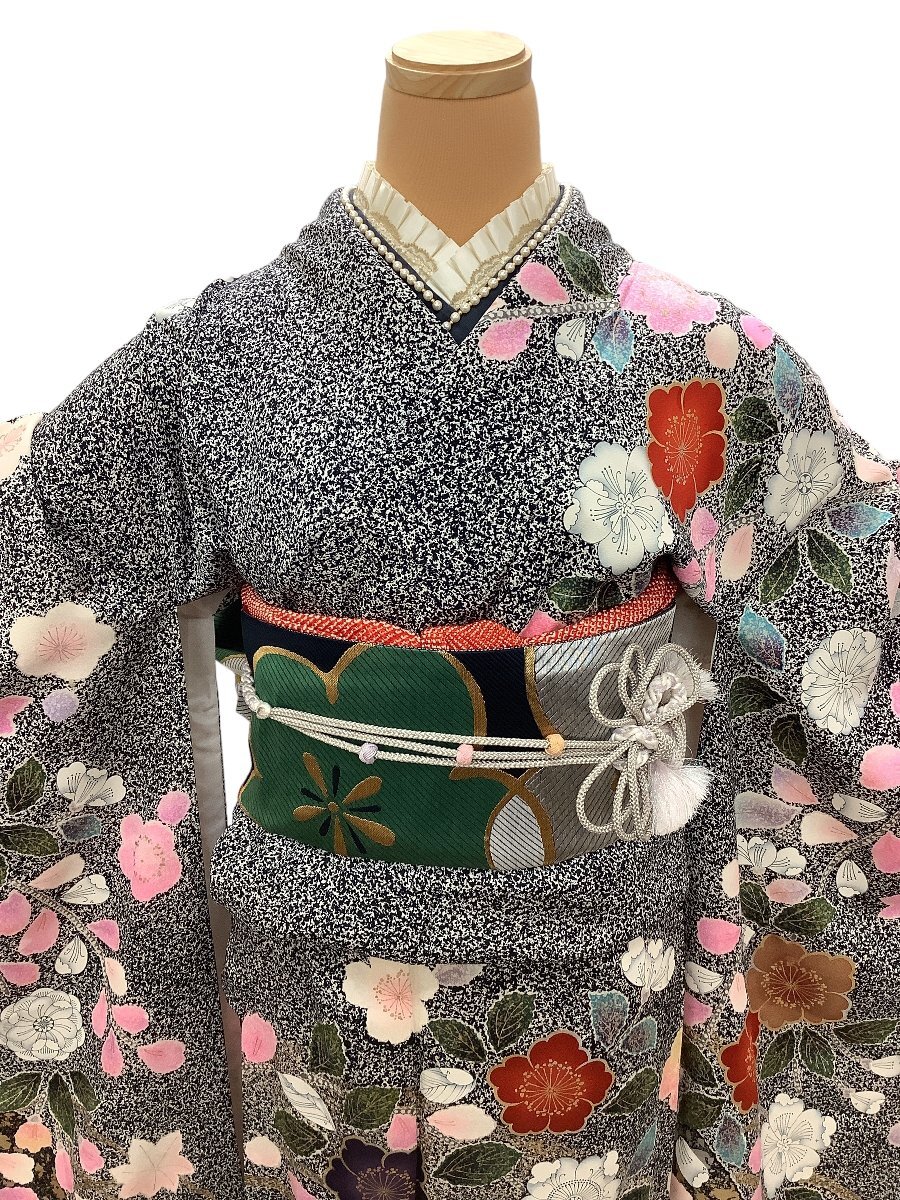 着物cocon★振袖 金駒刺繍 身丈160.5 裄丈66.5 正絹 黒系 成人式 結婚式 卒業式 帯別売り 小物非売品 【5-15-15K-1021-j】_画像4