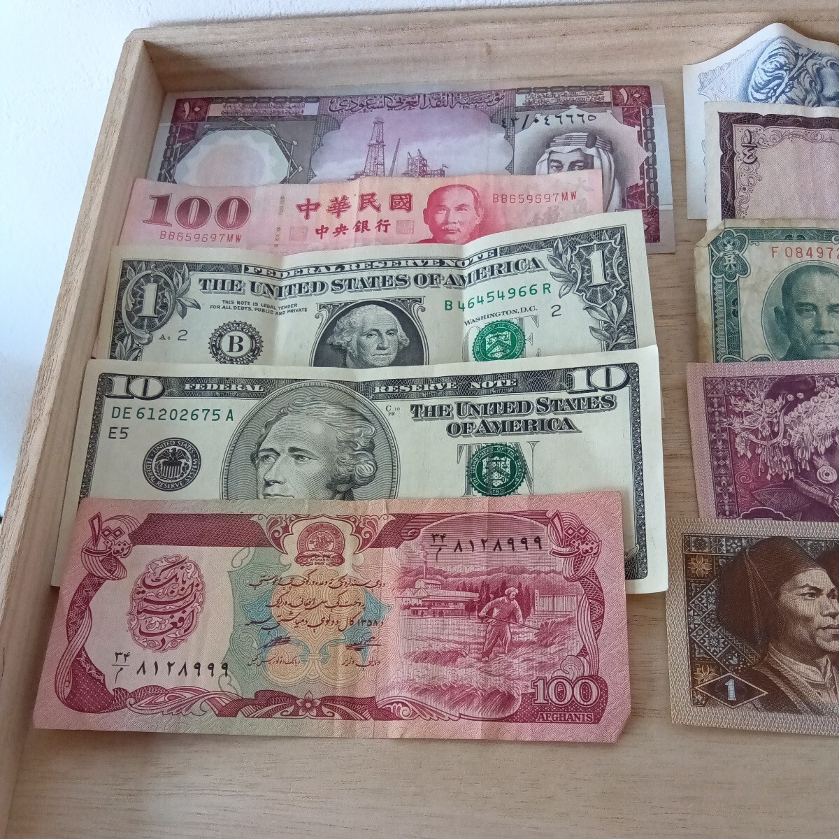 ■K436 外国のお金　古紙幣　まとめ売り10枚　ランダムに入っています　中古品　ヴィンテージ￥送料230_画像2