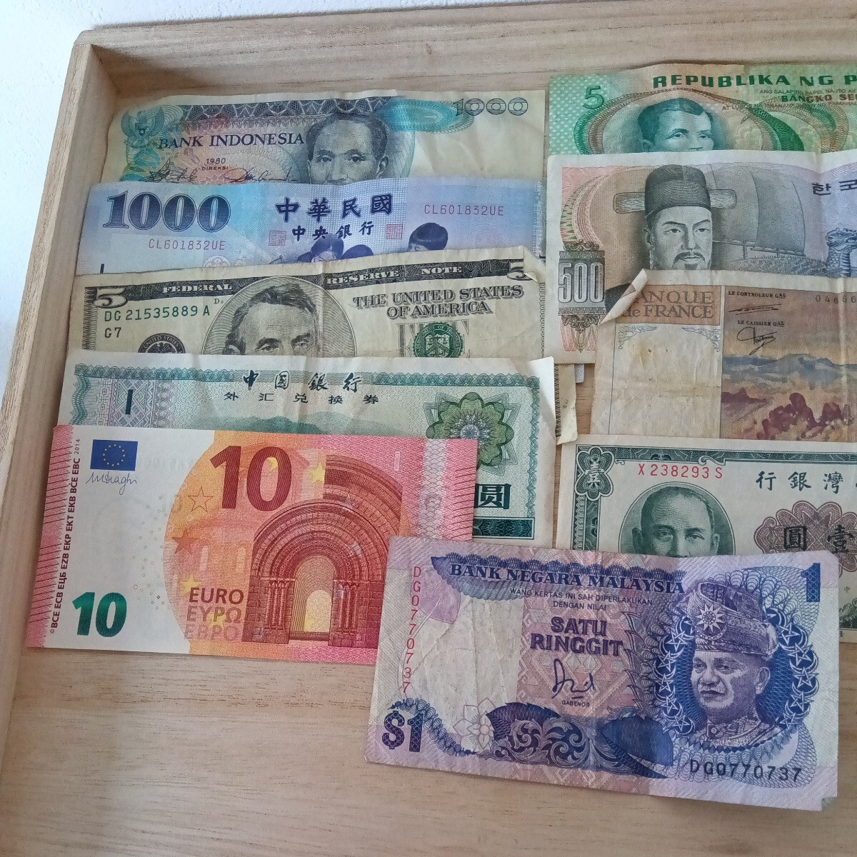 ■K442 外国のお金　古紙幣　まとめ売り10枚　ランダムに入っています　中古品　ヴィンテージ￥送料230_画像2