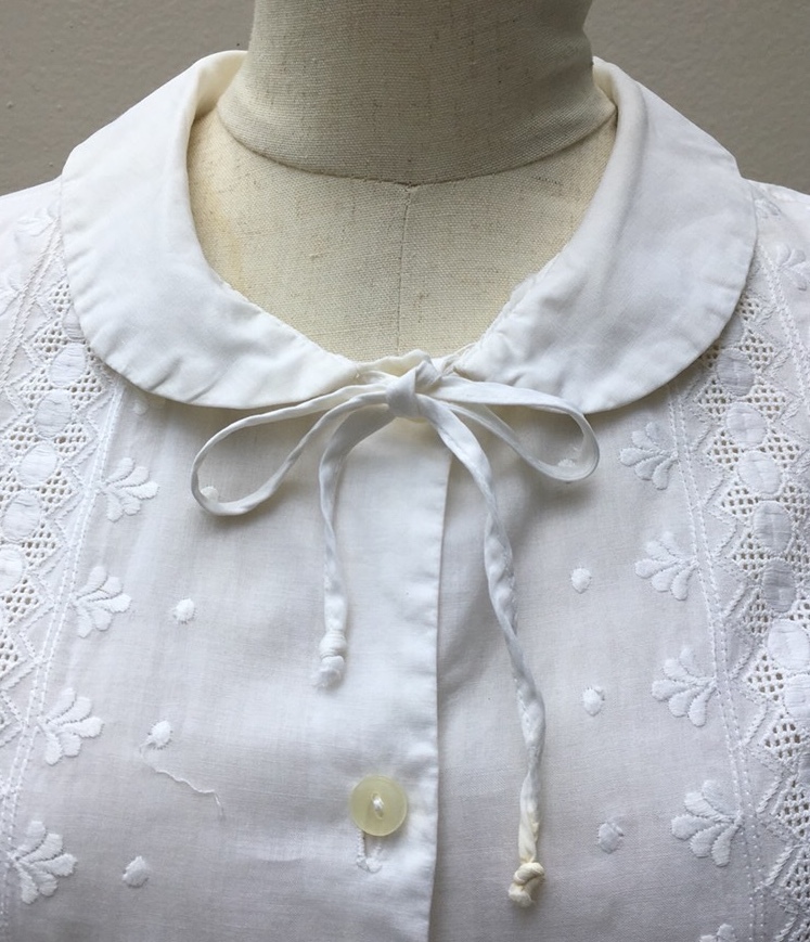 ヨーロッパ古着 ノースリーブ ブラウス 刺繍 刺繍ブラウス シャツ vintage ビンテージ エンブロイダリー ホワイト 丸襟 古着 リボン LV328