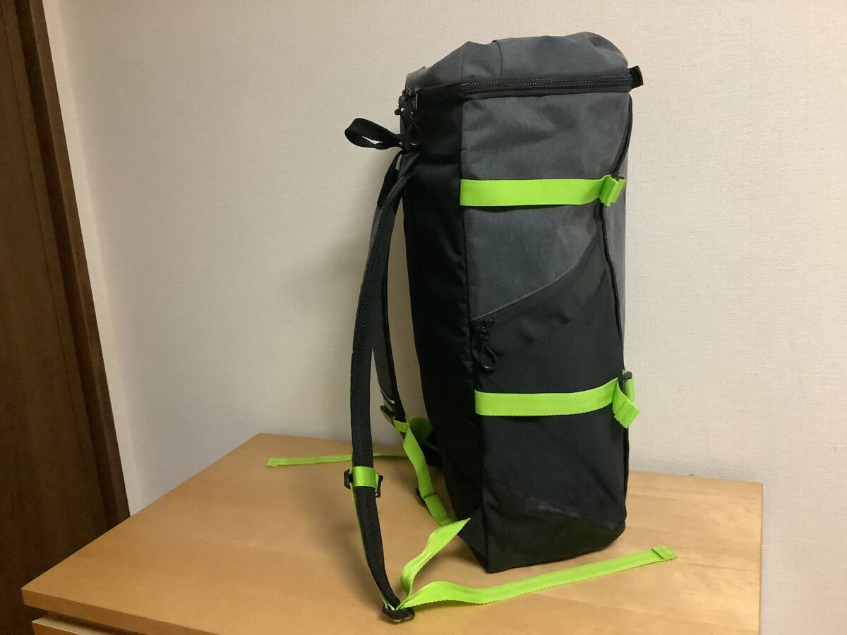 新品未使用　DESCENTE MOVE SPORTS デサント　スクエアバッグ40L バックパック　大型リュック　グレー／グリーン　_画像6